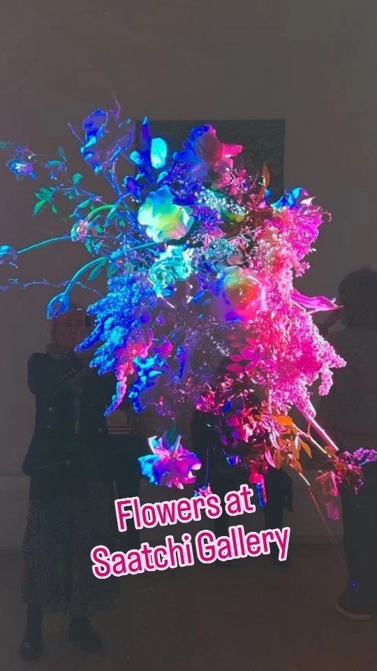 Flowers exhibition at the Saatchi Gallery in Chelsea..#flowers @saatchi_gallery #kingsroadchelsea #London #londonart #londonstyle #seetheworldthroughmyeyes #solotrip #solotravel #traveltheworldwithme #seeeverythingdoeverything #traveladdict