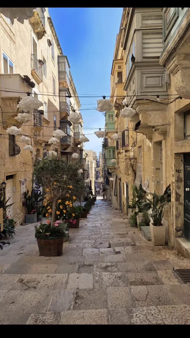 Walking all around Valletta, so many steps to go up and down!! Sunrise across Grand Harbour....Upper Barrakka Gardens and all around that area. .#valletta #upperbarrakkagardens #tritonfountain #malta #solotravel #solotrip #seetheworldthroughmyeyes #traveltheworldwithme #neverstopexploring #traveladdict #maltalife