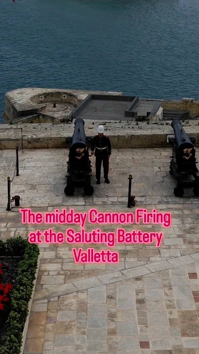 To get a better shot of the Cannon firing, I waited in the freezing cold at Upper Barrakka Gardens to I could secure this spot, the crowds were 10 deep behind me!! .#vallettacannonshot #vallettasalutingbattery #cannonfire #cannonfireinvalletta #Malta #maltalife #solotravel #seetheworldthroughmyeyes #solotrip #seeeverythingdoeverything